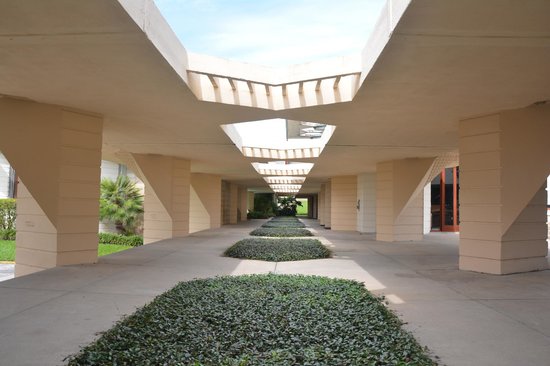 Florida Southern College Classroom Walkway
