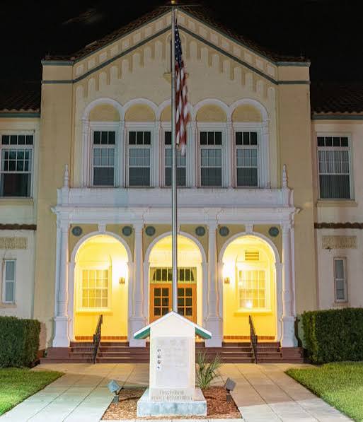 Frostproof City Hall at night
