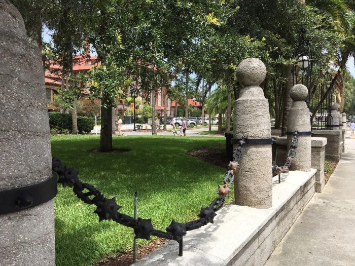 Hotel Ponce Yard Border