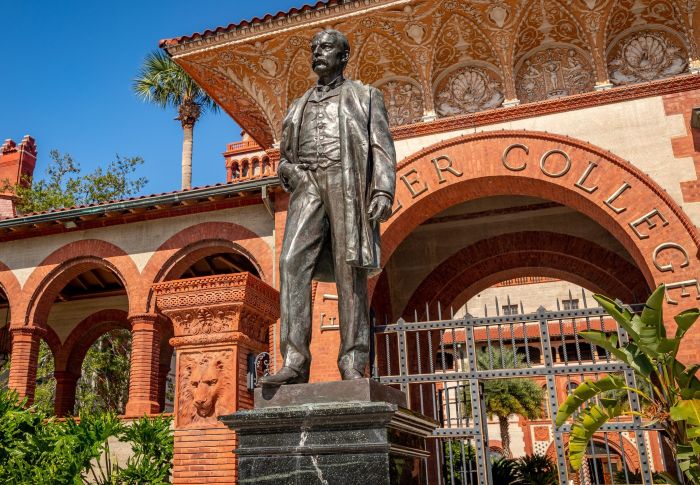 Hotel Ponce Flagler Statue