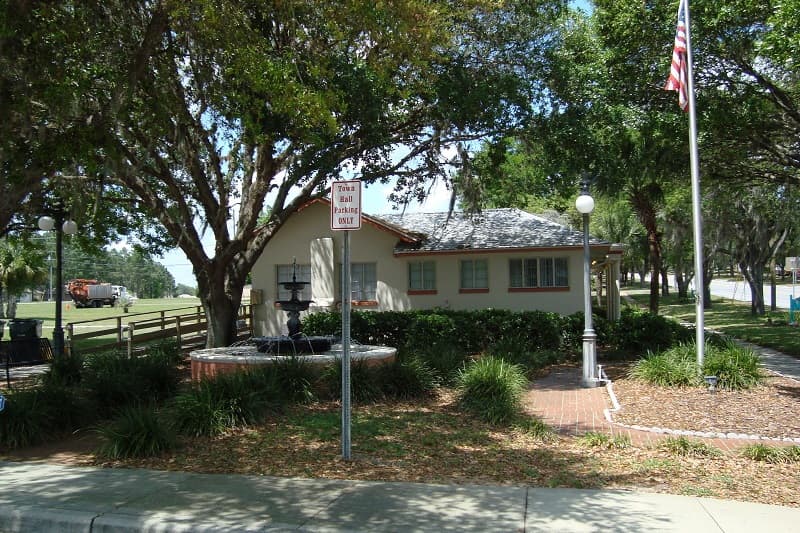 HoweyintheHills, Florida Friendly Historic Lakefront Town