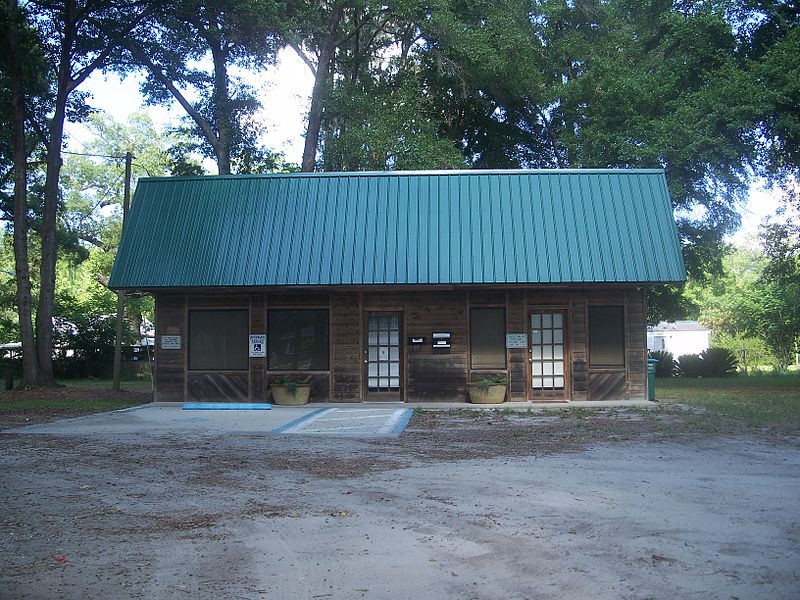 Lacrosse Town Hall, photo by Ebyabe