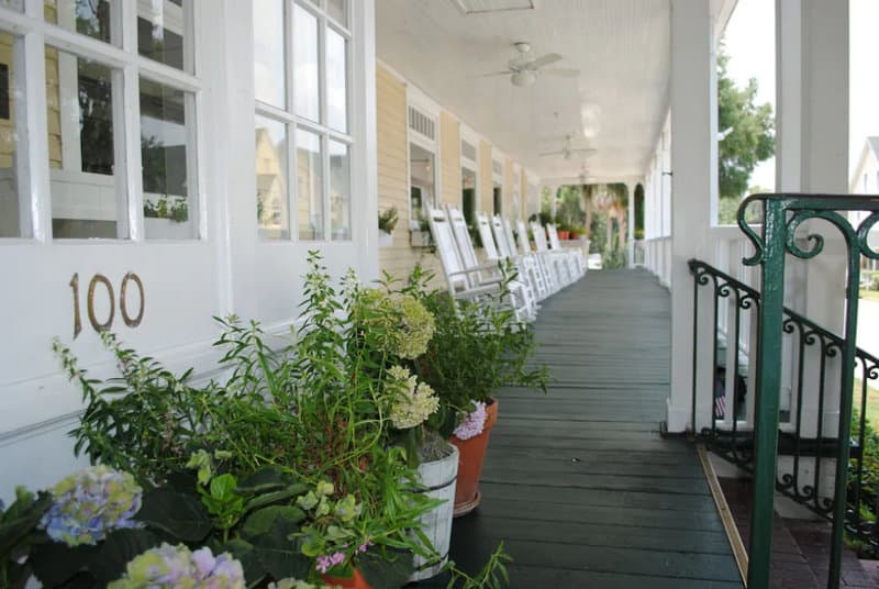 Lakeside Inn Veranda