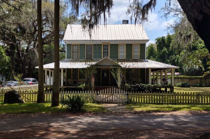 Home in Micanopy Residential Neighborhood