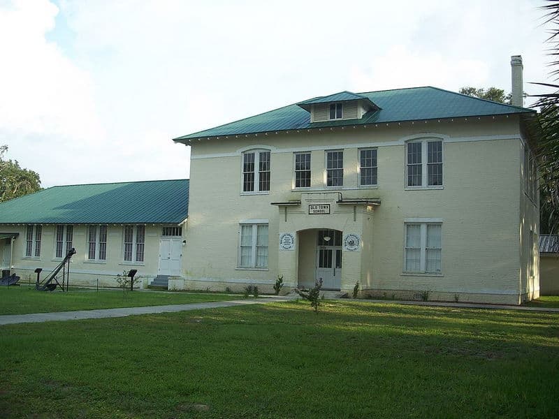 Old Town Elementary School, photo by Ebyabe