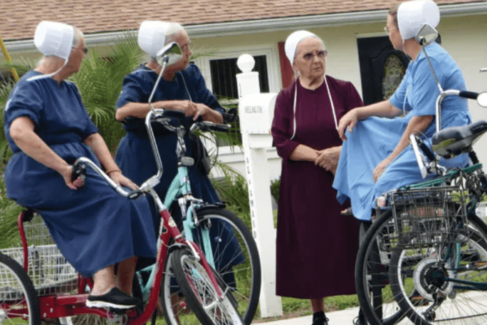 Pinecraft Amish Women