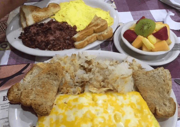 Pinecraft Yoders Meal