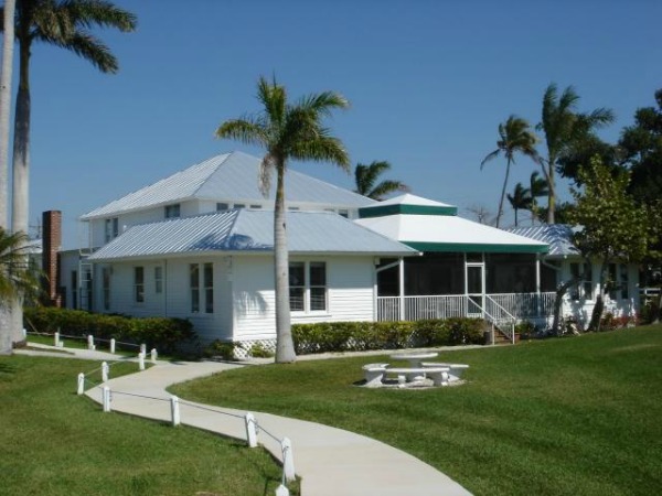 Tarpon Lodge Exterior