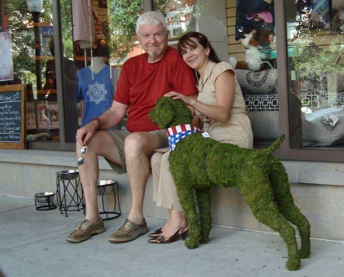Tourists on Park Avenue with Leafy Dog Tourists on Park Avenue with Leafy Dog